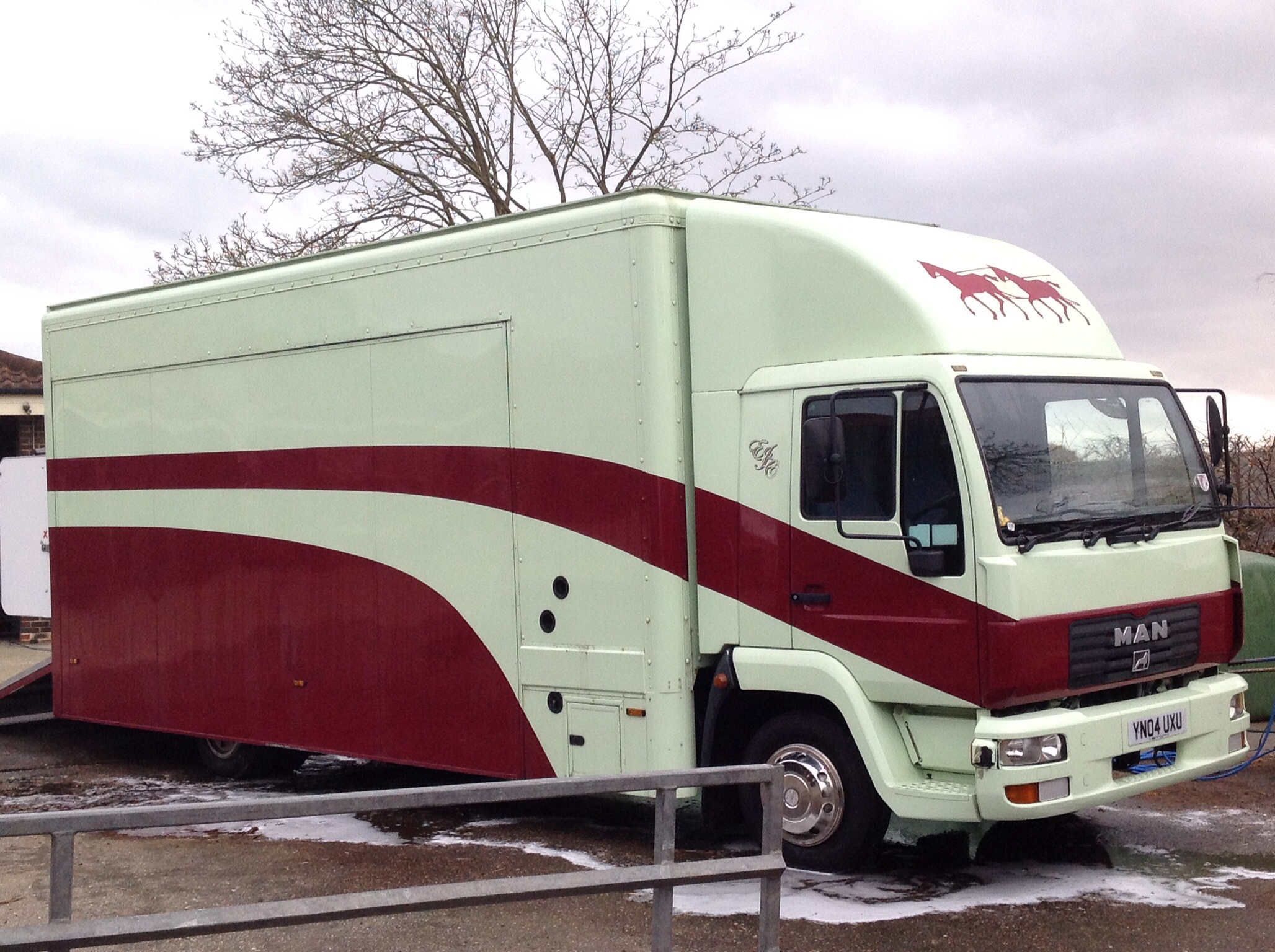Horse box
