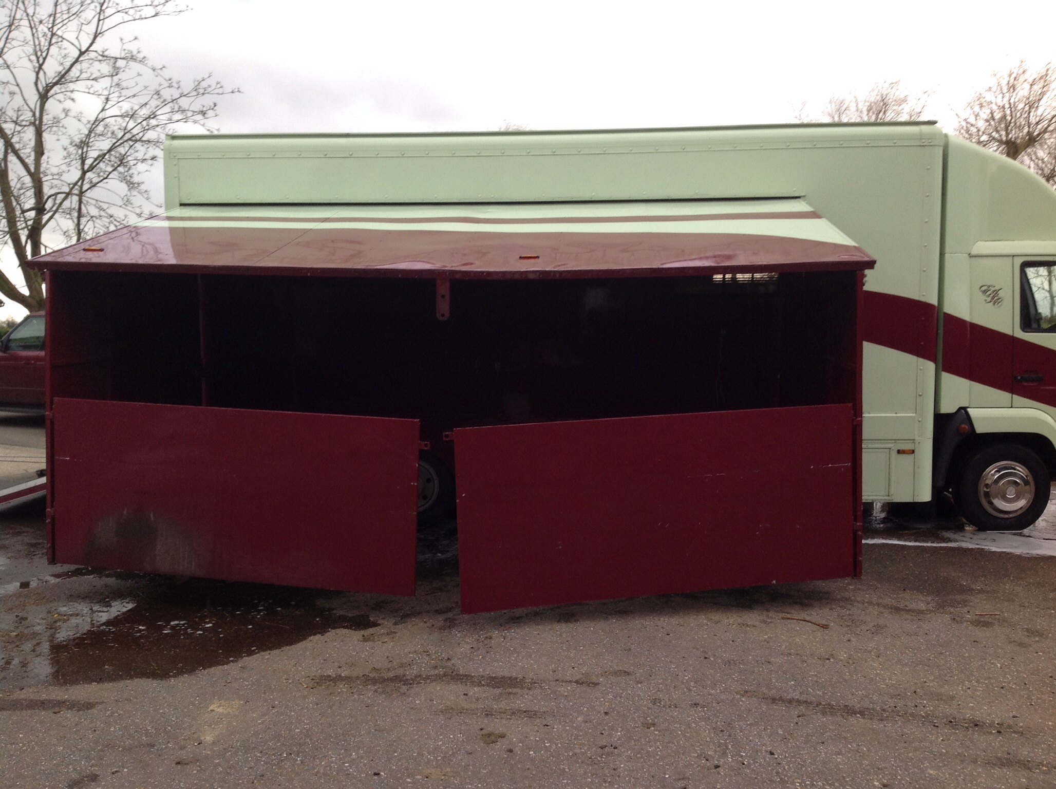 Side stable